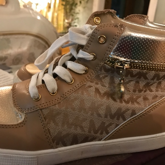 GYM SHOES - Picture 1 of 6